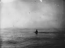 Photographie en noir et blanc d'une bouée.