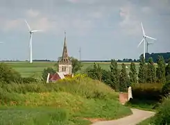 Le clocher de l'église et les éoliennes.