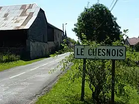 Entrée du chef-lieu Le Chesnois.