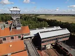 Le chevalement du puits no 2, la passerelle de mise à stock, et les bâtiments du triage et du moulinage.