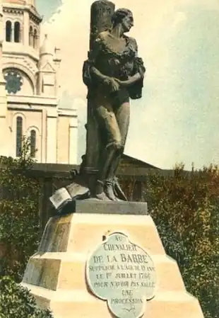 Statue en bronze du chevalier de la Barre par Armand Bloch (inaugurée en 1905 et détruite en 1941).