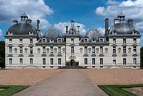 Le château de Moulinsart (vision d'artiste) et son modèle de Cheverny.