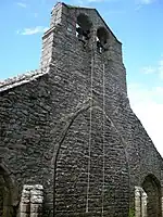 Le chevet où l'arc diaphragme de l'ancien chancel est visible,et le clocher à double baie cintrée.