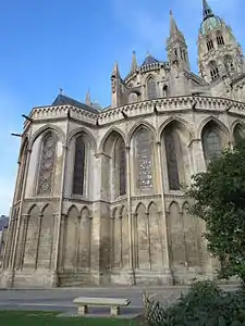 Le chevet avec la chapelle axiale qui émerge.