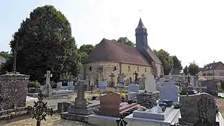 Chevet, mur nord et cimetière.