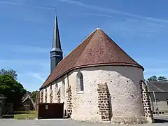 Chevet avec abside en hémicycle et mur sud.