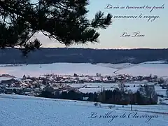 Cheveuges, nichée au creux de la vallée de la Bar, un soir d'hiver.