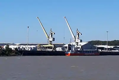 Terminal de Cheviré Amont, bateau à bois en escale