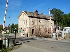 Le passage à niveau et l'ancienne gare.