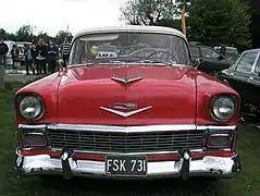 Large calandre introduite en 1956.