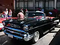 Une Chevrolet Bel Air Convertible 1957 semblable à celle de Mr. Jones, première voiture conduite par James Bond au cinéma.