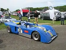 Un spider Chevron B19 de couleur bleue