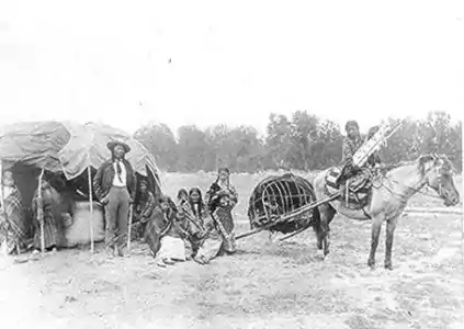 Photo d'une famille cheyenne utilisant un travois(Christian Barthelmess, 1890).