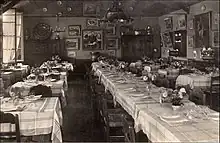 La salle à manger et d'exposition de peintures du restaurant Chez Mélanie à Riec-sur-Bélon ayant hébergé notamment 7 toiles de Léon Broquet.