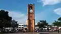 Tour de l'horloge sur la place centrale.