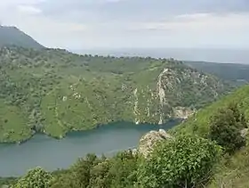 Vue sur la retenue du barrage d'Alesani. Au fond, la plaine et la mer.