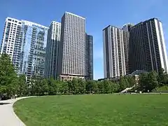 Le Parkshore, l'Harbor Point et le 400 East Randolph depuis le parc de Lakeshore East.