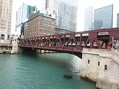 Tous les ponts traversant la rivière Chicago sont gérés et entretenu par le CDOT.