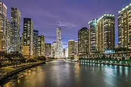 Vue sur la tour et la rivière Chicago depuis Lake Shore Drive