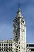 Sa tour horloge s'inspire de la Giralda de Séville.