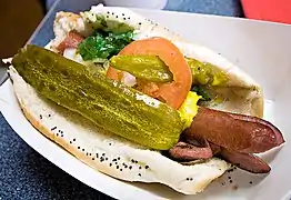 Un Chicago hot-dog.