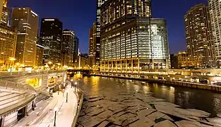 La rivière Chicago durant l'hiver 2014 (au centre, la Trump Tower).