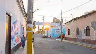 Soleil couchant sur la rue Chiclayo, Pimentel.