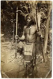 Photographie représentant un homme en tenue traditionnelle.