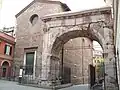 La façade arrière de l'église avec l'Arc de Gallien.