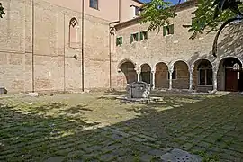 Le cloître.