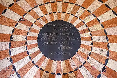 La tombe de Pietro Zaguri au center de la nef