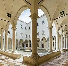 Le premier cloître