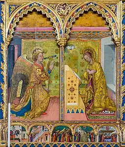 Peinture dans un encadrement gothique, avec l'ange à gauche et Marie à droite.