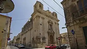 Façade baroque d'une église en milieu urbain