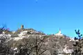 L'église paroissiale Sainte-Catherine à Primaz (chef-lieu) et le château de Brissogne.