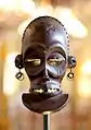 Masque chihongo réduit au bois et au métal. Musée royal de l'Afrique centrale, Tervuren