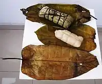 Pain de manioc vendu enroulé (supra), puis déballé (Congo)