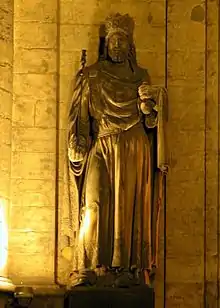 Statue de Childebert Ier ornant la façade de l'Hôtel-Dieu de Lyon par Pierre-Marie Prost.
