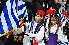 Enfants paradant en costume traditionnel.