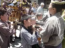 Les enfants portent un mikoshi lors du Sanja matsuri.