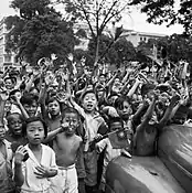 Des enfants de Singapour applaudissent l'arrivée de la 5e division indienne, 5 septembre 1945.