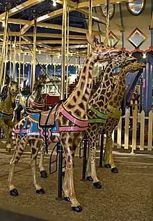 Rangée de girafes sur le Carrousel du Broad Ripple Park