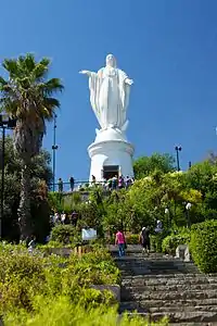 La statue de la Vierge Marie de 22 mètres de haut avec le piédestal.