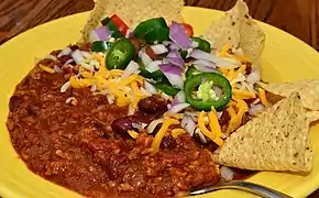 Chili avec garnitures et chips tortilla