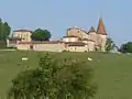 Vue de l'est, avec l'église à gauche