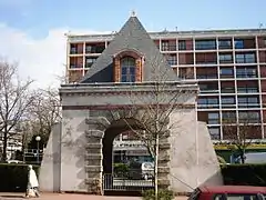 Le porche de l’ancien château de Bel Abord.