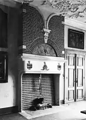 Blason de l'abbé Louis Van den Berghe, à droite sur la cheminée de la salle des prélats.