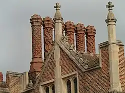 Détail des cheminées du palais d'Hampton Court, Angleterre (1515-1529).