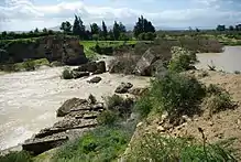 Ruine d'un pont dans le lit d'une rivière.