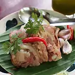 Chin som mok est une spécialité du nord de la Thaïlande et est la version nord de la Thaïlande de la saucisse naem